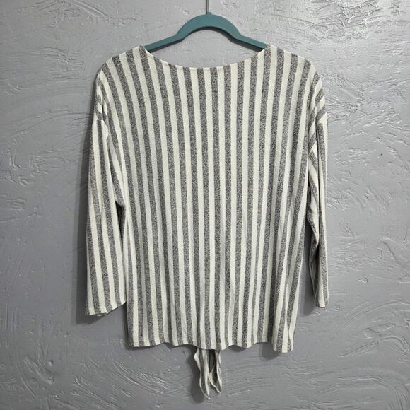 W5 Grey White Striped Woman's Top Size Medium - Picture 2 of 8